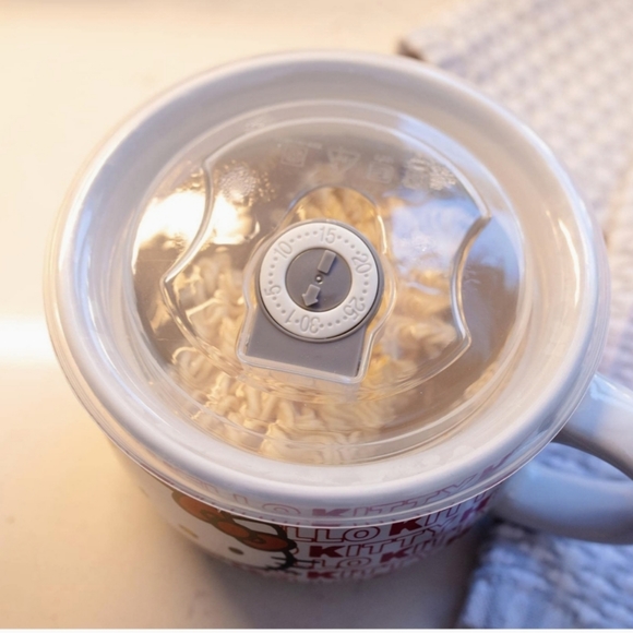 Sanrio Hello Kitty Red Ceramic Soup Mug With Vented Lid New - Picture 3 of 6